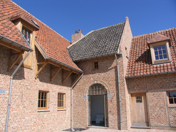 Houten buitenschrijnwerk rond een landelijke binnenplaats
