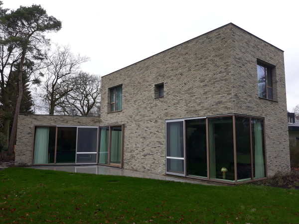 Moderne woning met houten ramen